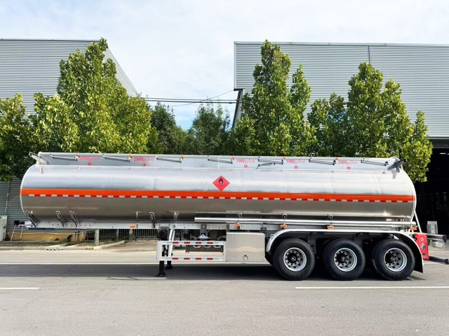 9000 Gallons Aluminum Tank Trailer For Sale in Ecuador