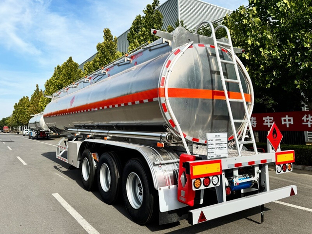 9000 Gallons Aluminum Tank Trailer For Sale in Ecuador