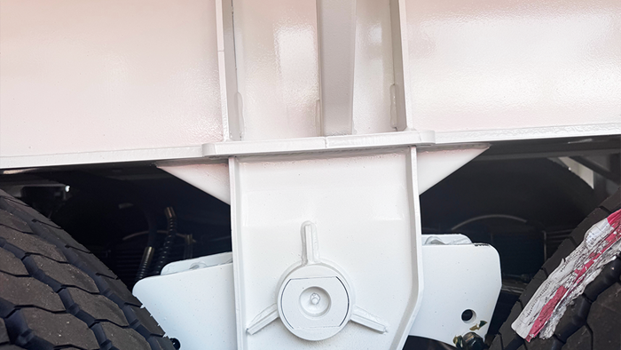 Flatbed trailer mechanical suspension.png
